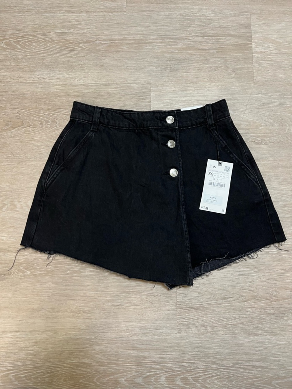 ZARA Y2K / Retro Black Denim Skort with Front Button Detail